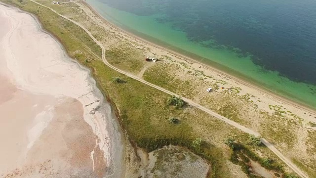 航拍图:海和盐湖之间的盐碱地视频素材