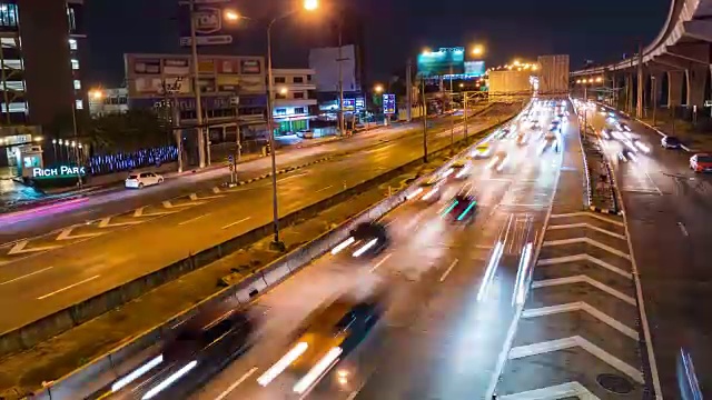 T/L TD多彩的夜间交通在曼谷河大桥附近，泰国视频素材