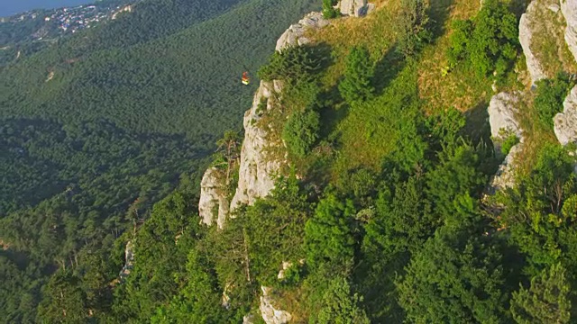 神奇的鸟瞰图。飞越克里米亚山脉的岩石峰。夏天的日落时间。超级慢动作视频下载