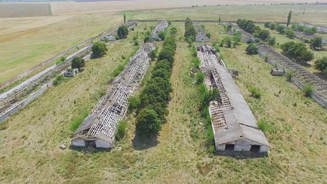 天线:废弃的荒废的养牛场视频素材