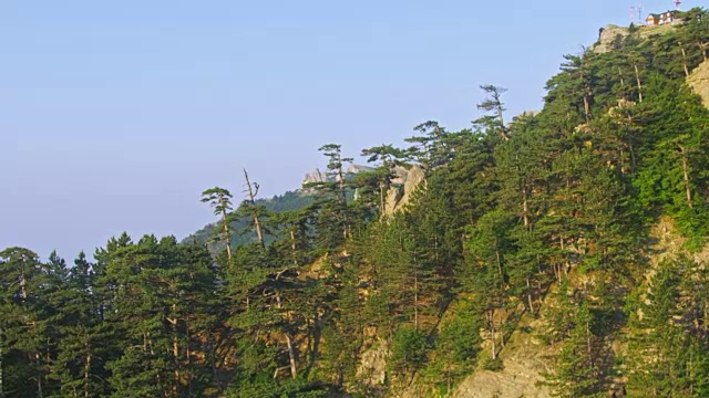 神奇的鸟瞰图。飞越克里米亚山脉的岩石峰。夏天的日落时间。超级慢动作视频素材