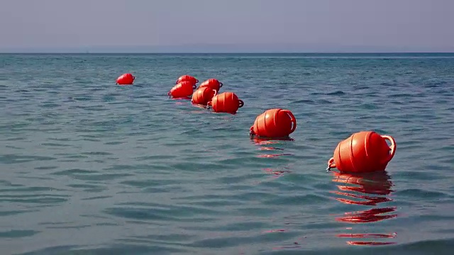 海上一排排的红色浮标视频素材