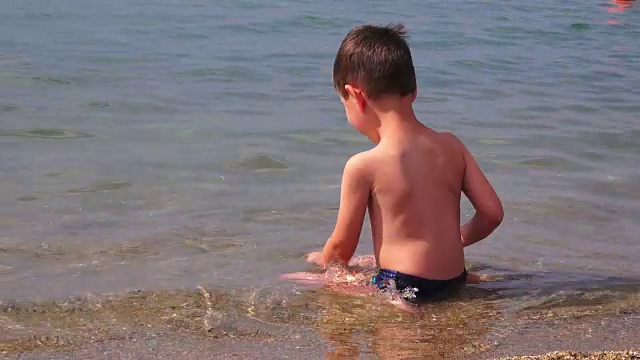 海滩上的小男孩视频素材