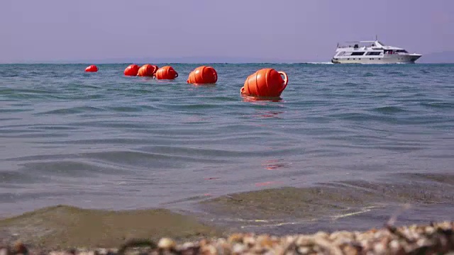 海上一排排的红色浮标视频素材