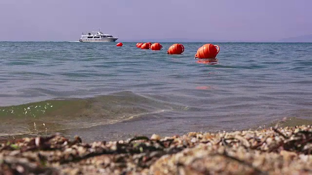 海上一排排的红色浮标视频素材