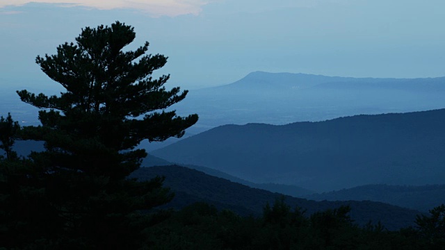 蓝岭山脉傍晚特写潘视频素材