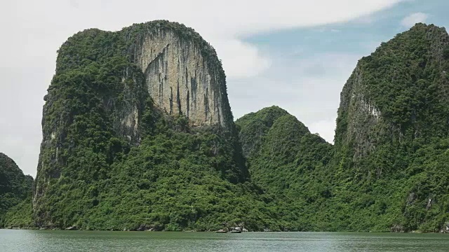 近照下龙湾一个长方形的山峰视频素材