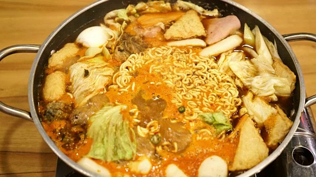 韩国火锅'Budae Jjigae'视频素材