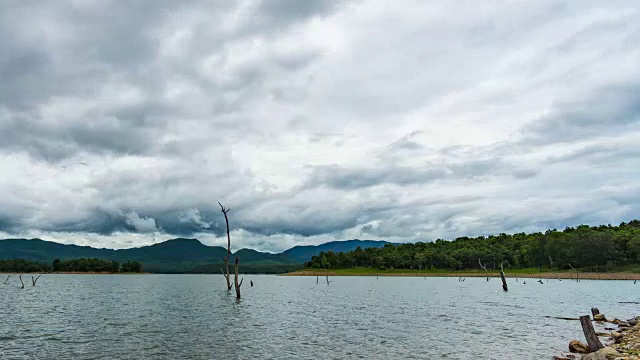 宁静的湖与阴云和暴风雨云移动在天空，时间流逝视频视频素材