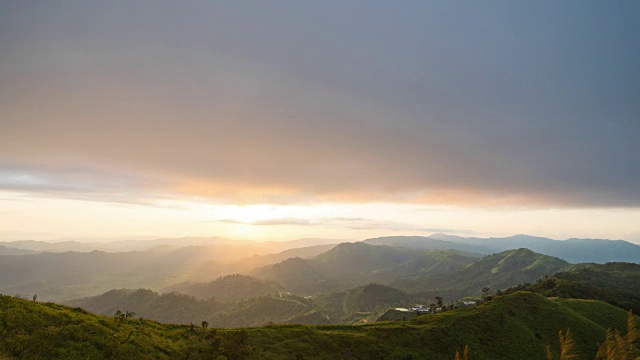 白天到夜晚的拍摄:日落在多层剪影山，时间流逝视频视频素材