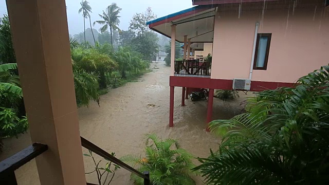 泰国帕岸岛的街道上出现了洪水和热带降雨视频素材