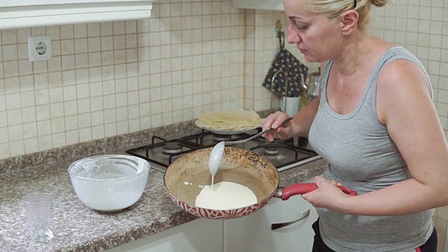 女人正在做煎饼当早餐视频素材