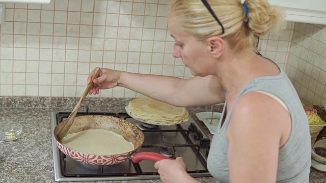 女人正在做煎饼当早餐视频素材