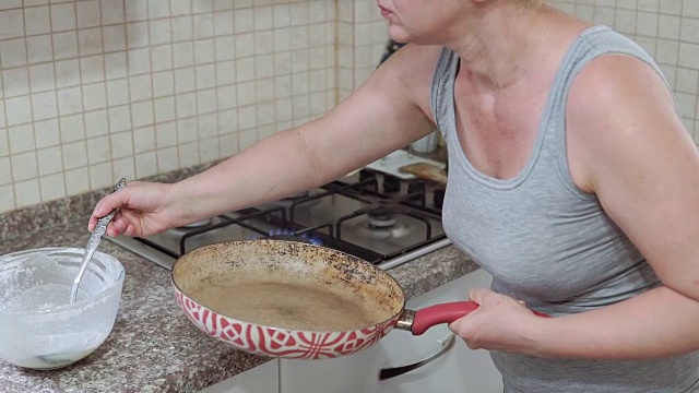 女人正在做煎饼当早餐视频素材