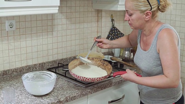 女人正在做煎饼当早餐视频素材