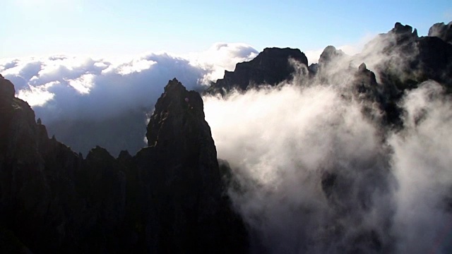 在山中戏剧性的云的时间流逝视频素材