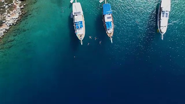 游客在地中海深蓝色的海中游泳，空中视频素材