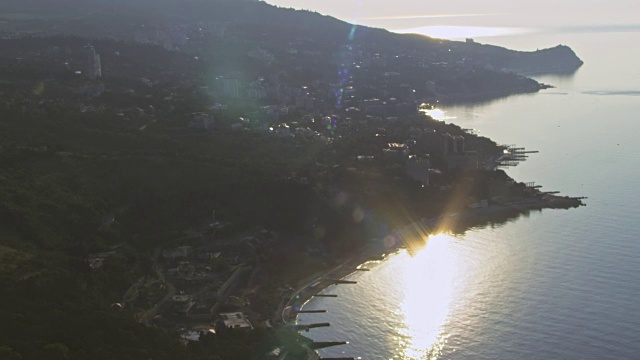 令人惊叹的空中海岸线。飞越克里米亚城市雅尔塔。夏天的日落时间视频下载