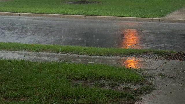 沥青上下着大雨。夏天的雷雨和大雨在城市的街道上。视频素材