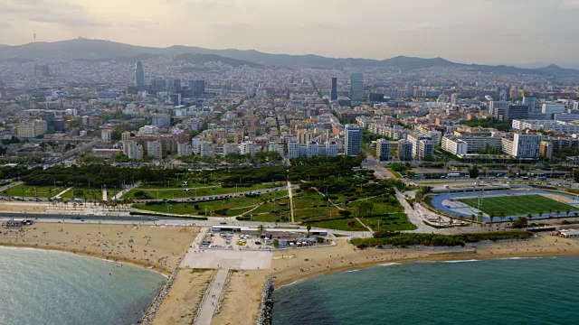 鸟瞰图巴塞罗那城市天际线和海滩，西班牙视频素材