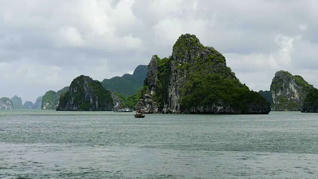 几艘渔船停泊在下龙湾视频素材