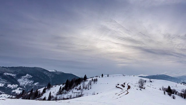 山峰上的雪被风吹走了。冬天的风景。天很冷，下着雪。视频素材