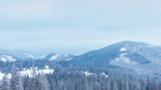 美丽的冬季景观和白雪覆盖的树木。冬天的山。视频素材