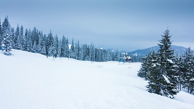 美丽的冬季景观和白雪覆盖的树木。冬天的山。视频素材