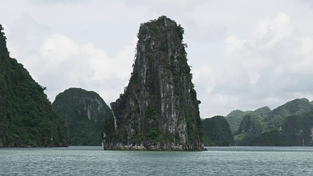 越南下龙湾的三角形小岛视频素材