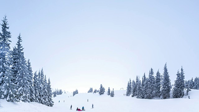 美丽的冬季景观和白雪覆盖的树木。冬天的山。视频素材