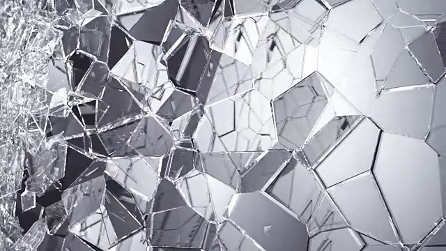 玻璃在慢镜头中爆裂破碎视频素材