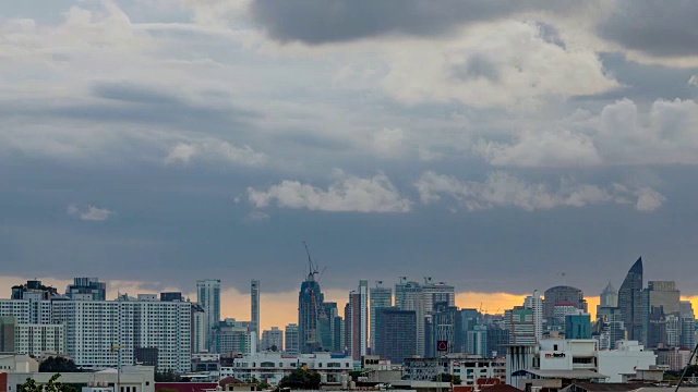 日落在曼谷城市:今晚的一天时间推移灰色的云天空与城市景观。视频素材