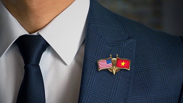 商人走向相机与朋友的国家国旗别针美国-越南视频下载