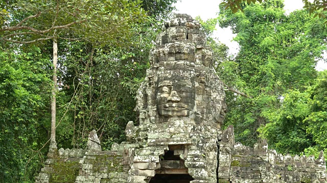 吴哥窟banteay kdei寺庙大门上方的巨大面孔的正面视频素材