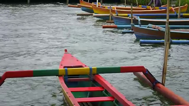 一艘船的船头停泊在巴厘岛贝拉坦湖印度教寺庙附近视频素材