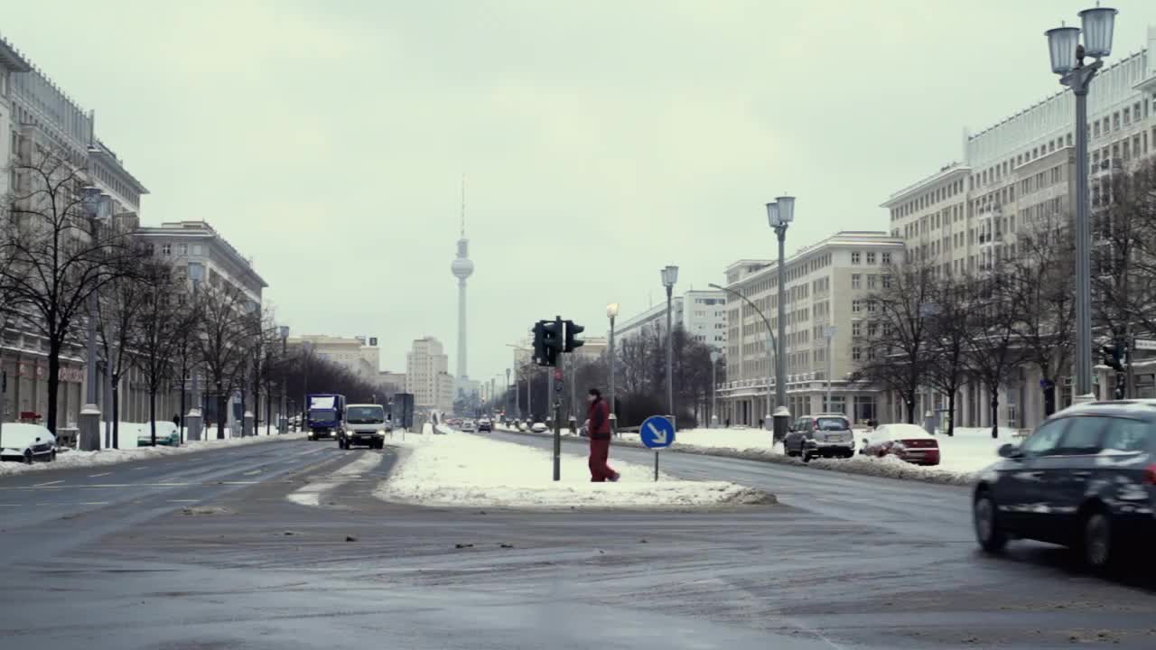 在卡尔马克思大道与Fernsehturm(电视塔)的WS交通背景，冬季/柏林，德国视频素材