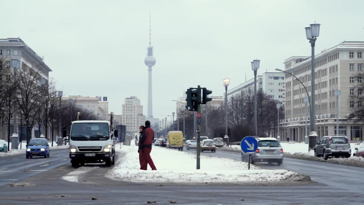 在卡尔马克思大道与Fernsehturm(电视塔)的WS交通背景，冬季/柏林，德国视频素材