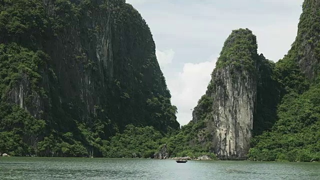 下龙湾的一艘越南渔船视频素材