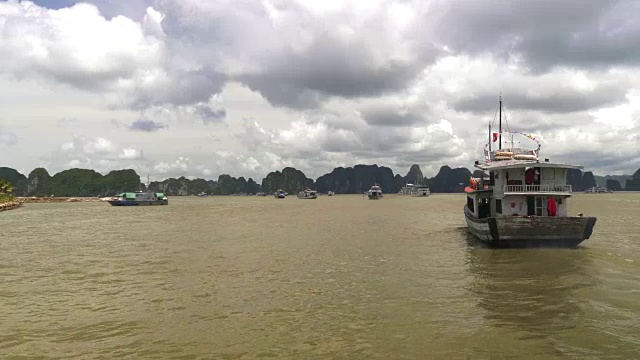 下龙湾一艘旅游船的跟踪镜头视频素材