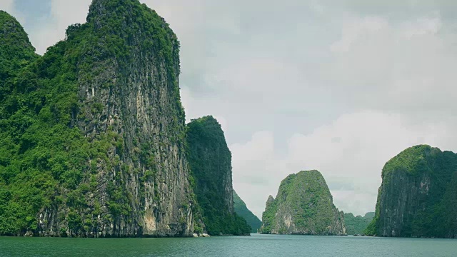 在下龙湾，越南山峰的平移镜头视频素材