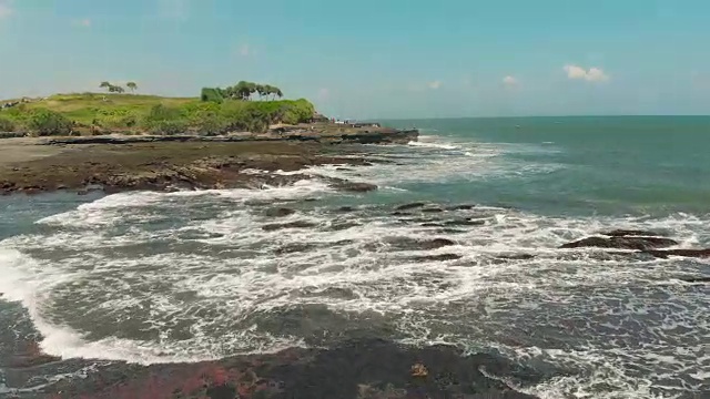 鸟瞰图令人惊叹的巴厘岛海滩与翻滚的海浪和悬崖在热带岛屿巴厘岛马来西亚视频素材