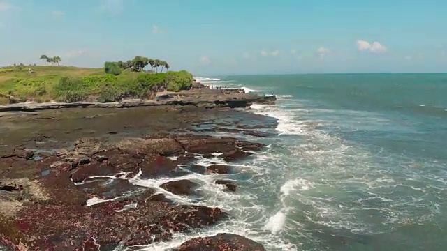 鸟瞰图令人惊叹的巴厘岛海滩与翻滚的海浪和悬崖在热带岛屿巴厘岛马来西亚视频素材