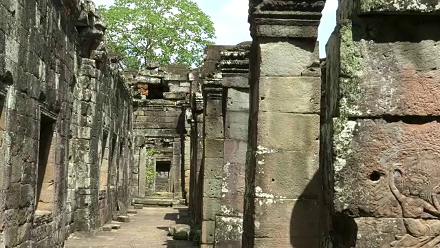 吴哥窟banteay kdei寺废墟中的一条走廊视频素材