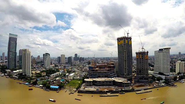 天际线城市景观的时间流逝。建筑工地、建筑、河船交通运输视频素材