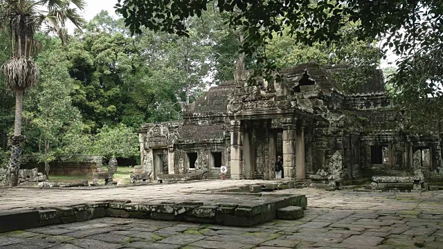 在吴哥窟附近的banteay kdei寺庙废墟中的庭院视频素材