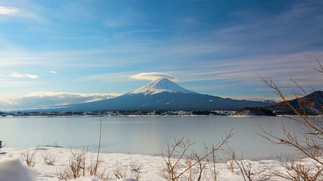 4k时间流逝日出山景。富士与川口湖冰封，冬季，日本视频素材