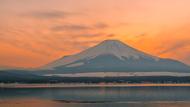 4k时间流逝日落富士山与川口湖冻结的场景，冬季，日本视频素材