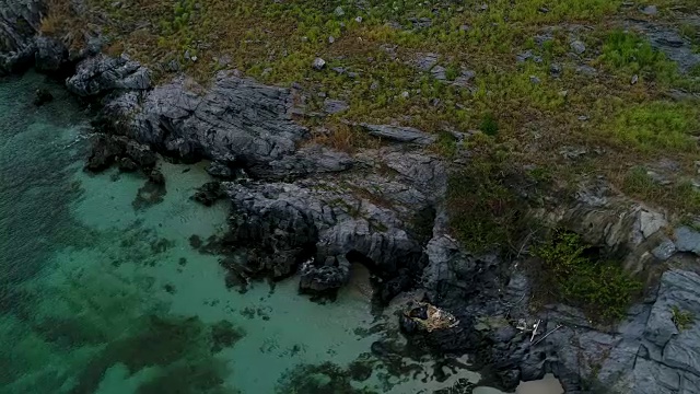 海滩与岩石美丽的岛屿在俯视图，海景摄影无人机。视频素材