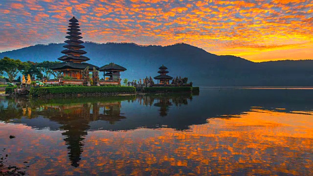 4K时间流逝电影日出场景Pura Ulun Danu Bratan寺庙，巴厘岛，印度尼西亚视频素材