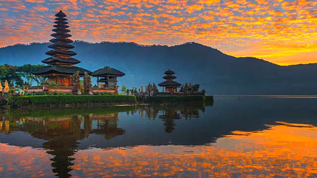 4K时间流逝电影日出场景Pura Ulun Danu Bratan寺庙，巴厘岛，印度尼西亚视频素材